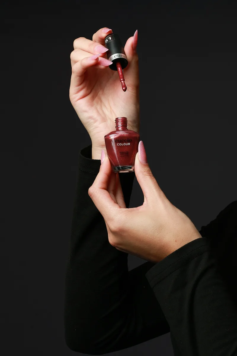 Aplicação de esmalte Cuccio Colour