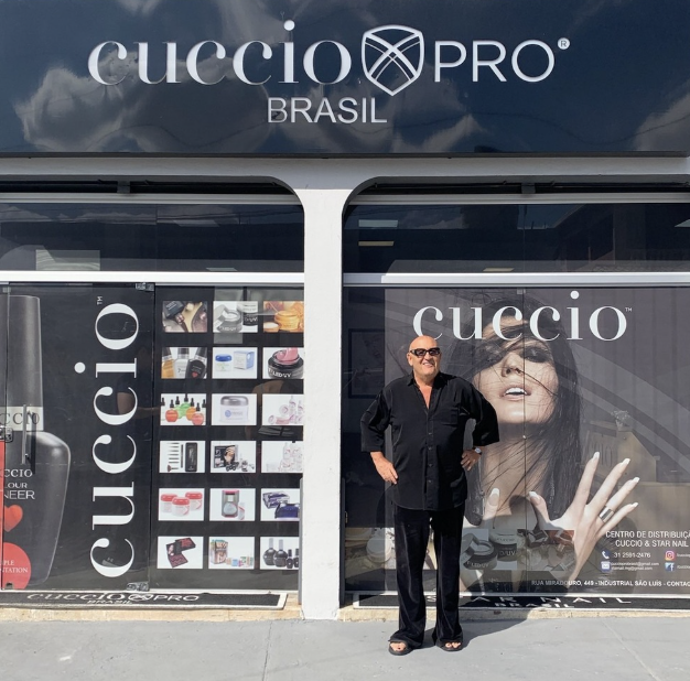 Anthony Cuccio em frente à Cuccio Pro Brasil